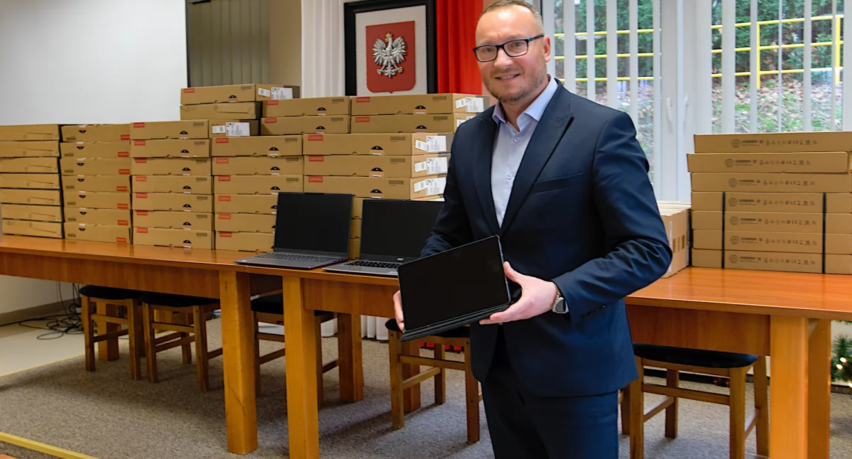 Wójt Ernest Kumek nie kryje zadowolenia z otrzymanego sprzętu dla szkół