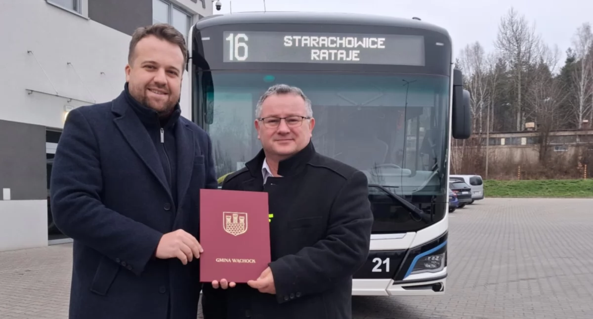 Burmistrz miasta i gminy Wąchock Robert Janus przekazał na ręce prezydenta M. Materka podpisane porozumienie 