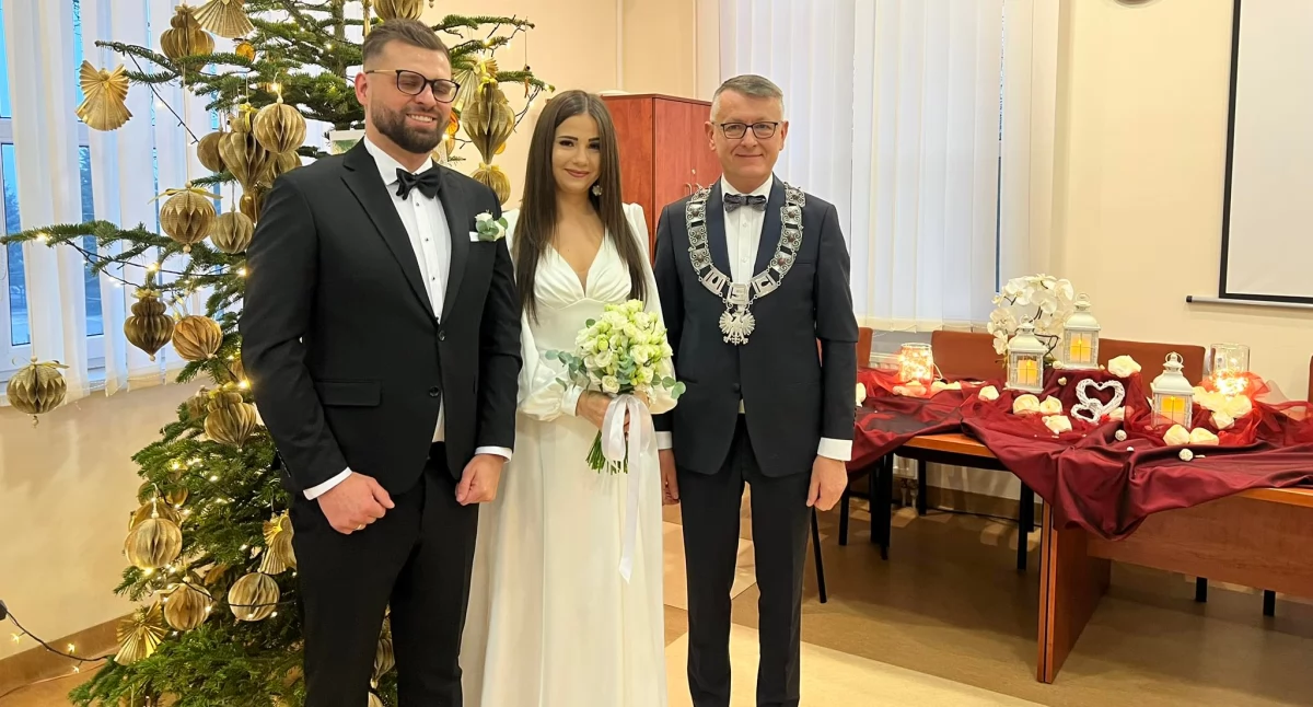 ślubu udzielił włodarz gminy Mirzec Mirosław Sewweryn (fot. UG Mirzec)