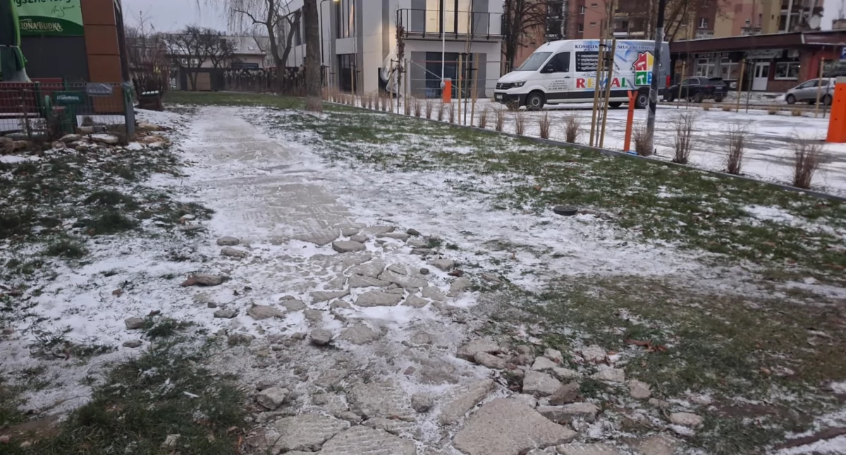 Interwencje, Odtworzono ciąg pieszy ścieżkę rowerową Zaniedbany chodnik kościoła został prośba interwencję - zdjęcie, fotografia
