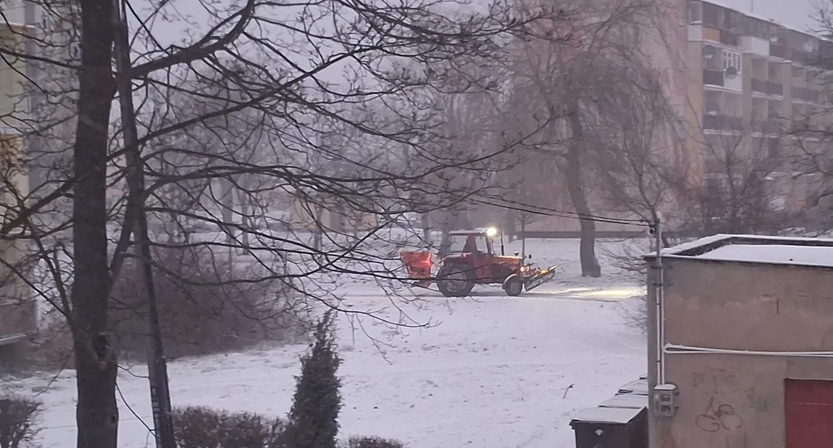Interwencje, Zimowy paraliż drogach kierowcy piesi narzekają - zdjęcie, fotografia