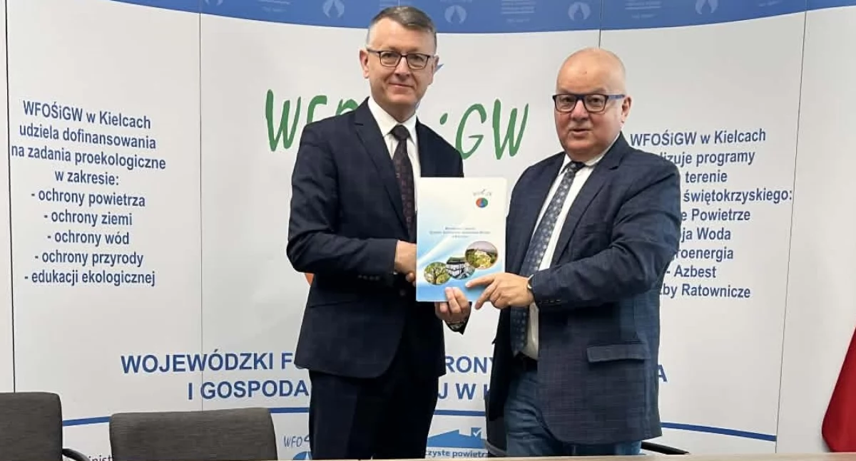 Wójt podpisał porozumienie z Jackiem Skórskim prezesem Wojewódzkiego Funduszu Ochrony Środowiska i Gospodarki Wodnej w Kielcach (fot. UG Mirzec)