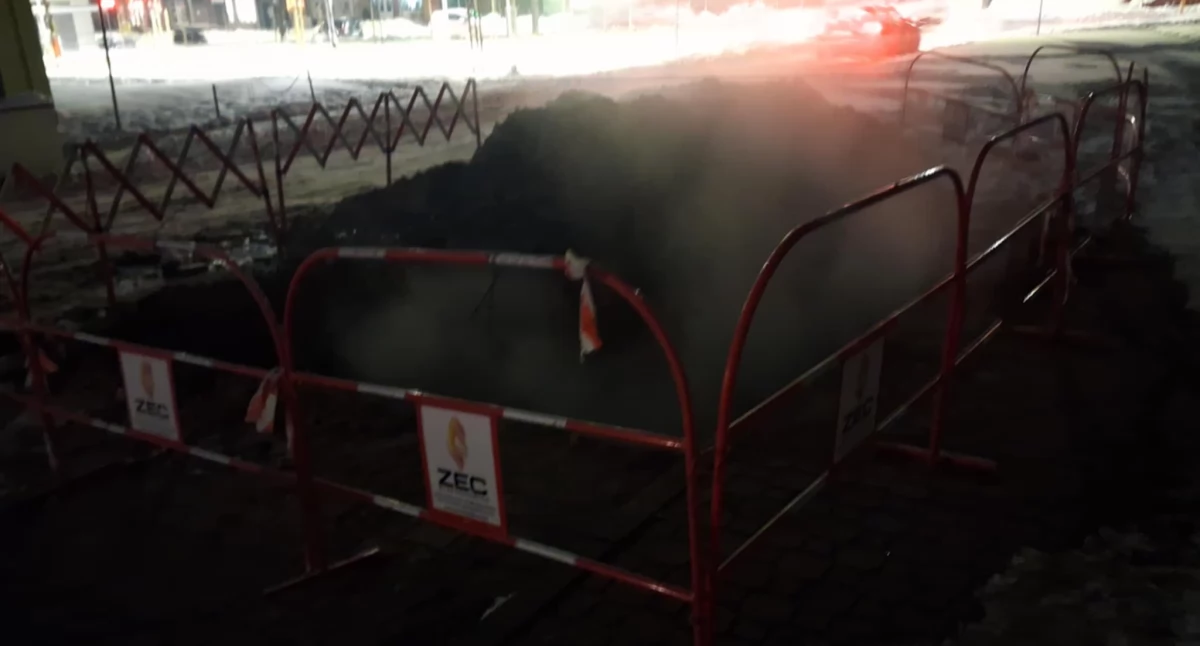 Interwencje, Awaria sieci ciepłowniczej Starachowicach będziemy marznąć domach - zdjęcie, fotografia