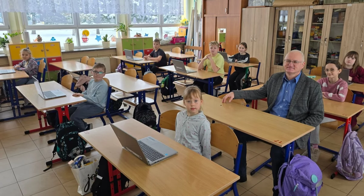 Sprzęt komputerowy trafił do wszystkich szkół podstawowych w gm. Pawłów (fot. UG Pawłów)