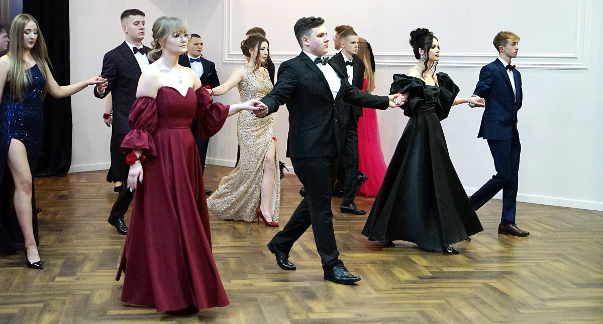 Ubiegłoroczni maturzyści tańczą w takt poloneza...