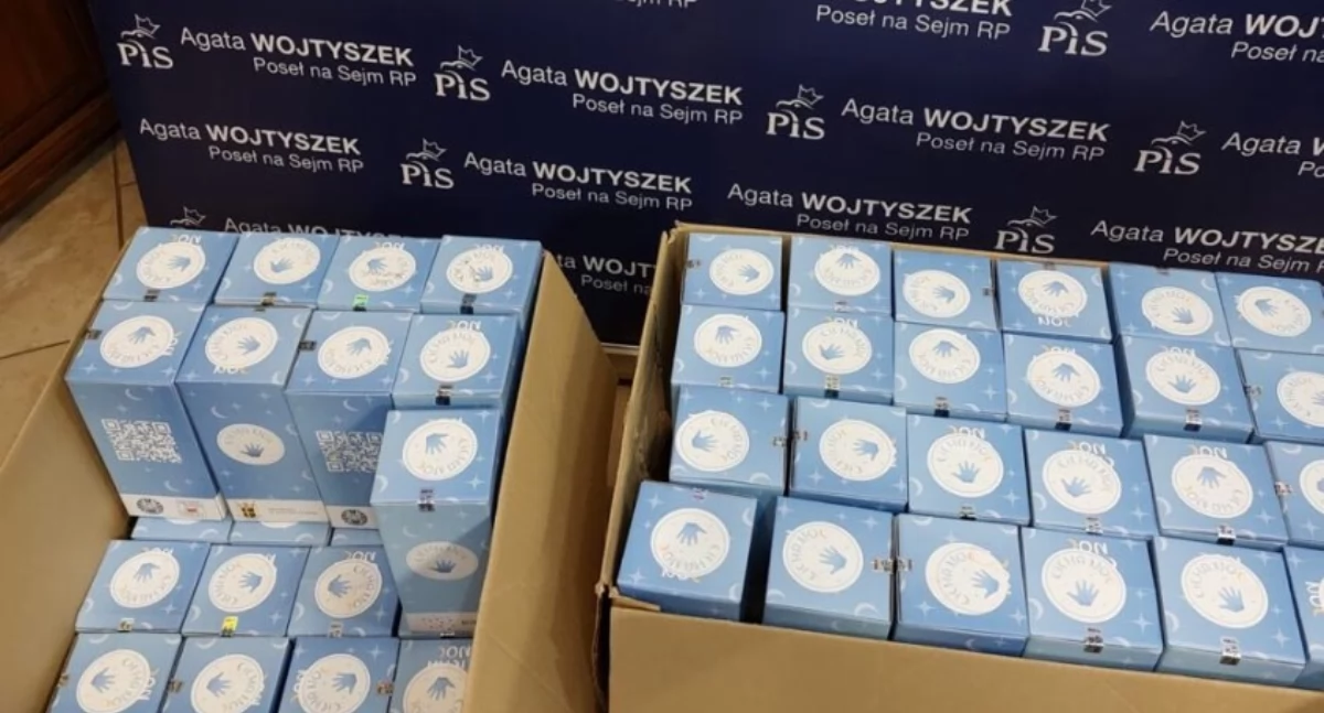 Puszki z pieniędzmi zebranymi przez wolontariuszy