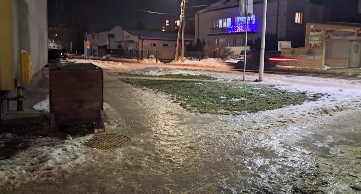 Interwencje, chodniach Starachowicach ślisko piasku - zdjęcie, fotografia