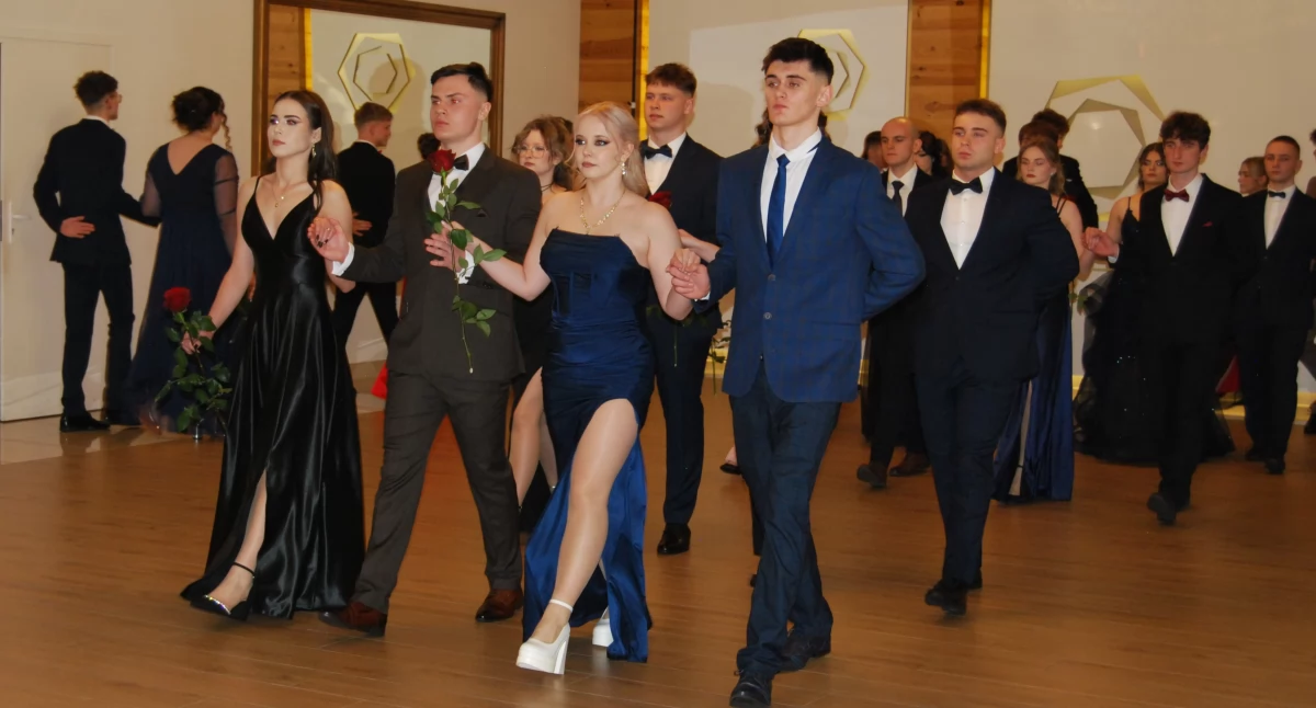 Polonez w wykonaniu uczniów ZSZ nr 1