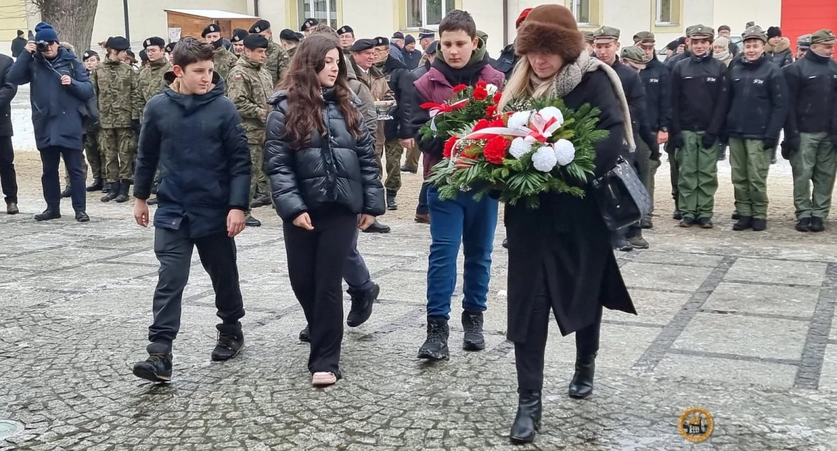 Delegacje składają kwiaty