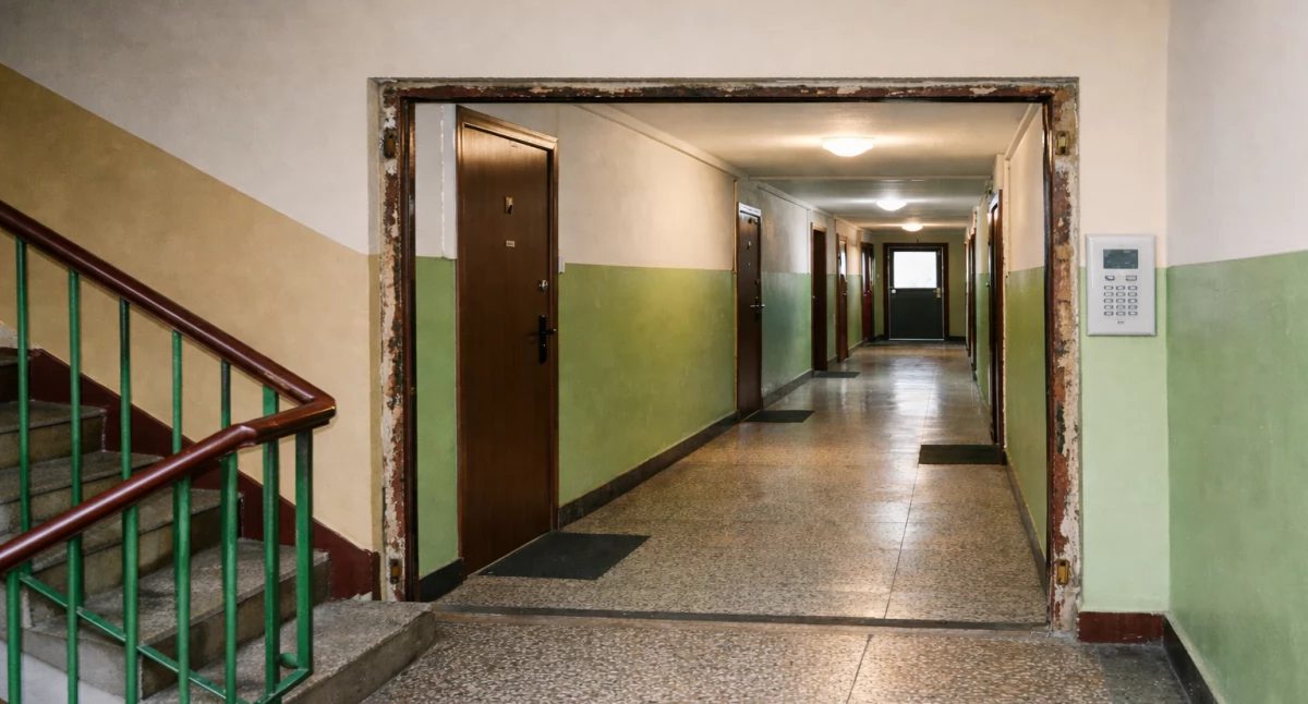 Interwencje, drzwi remoncie klatki schodowej Wysockiego Starachowicach - zdjęcie, fotografia