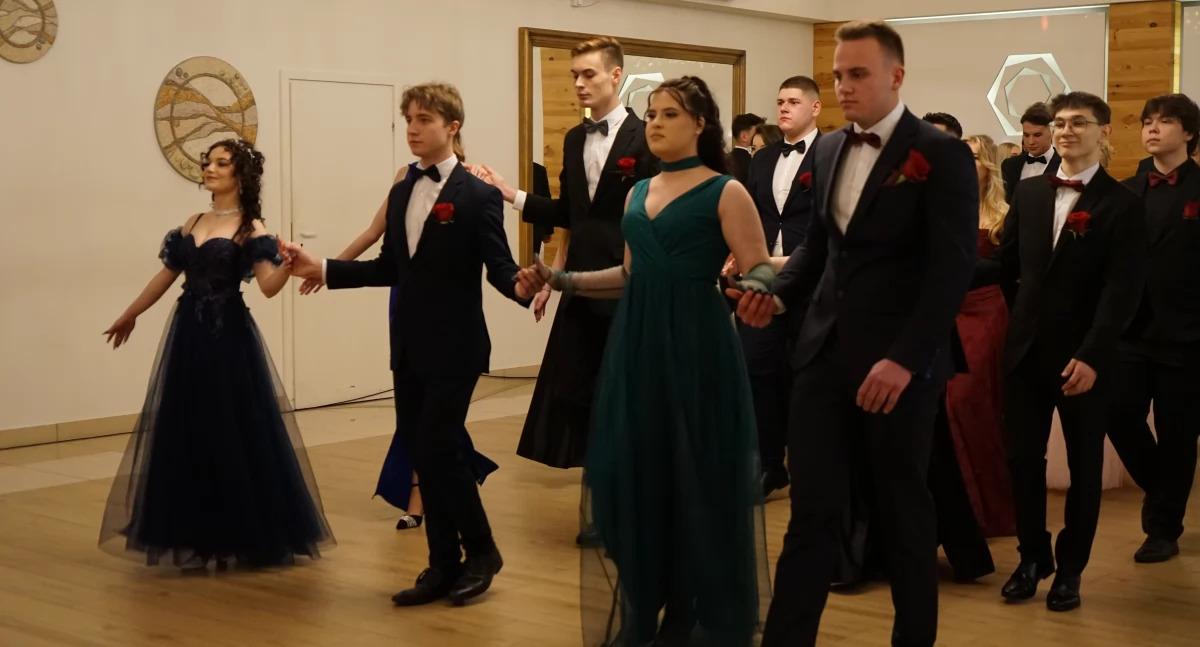 Wydarzenia, Gotowi wkroczyć dorosłość czyli studniówka - zdjęcie, fotografia