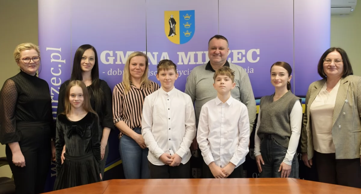 Umowy z zawodnikami lub ich rodzicami w przypadku osób niepełnoletnich podpisał wójt Gminy Mirzec Mirosław Seweryn. 