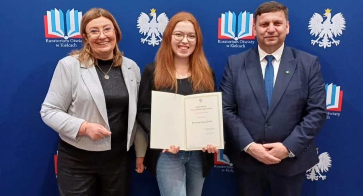 Grażyna Dekiel, wicekurator i Michał Skotnicki, wicewojewoda gratulowali Katarzynie tegorocznego stypendium 