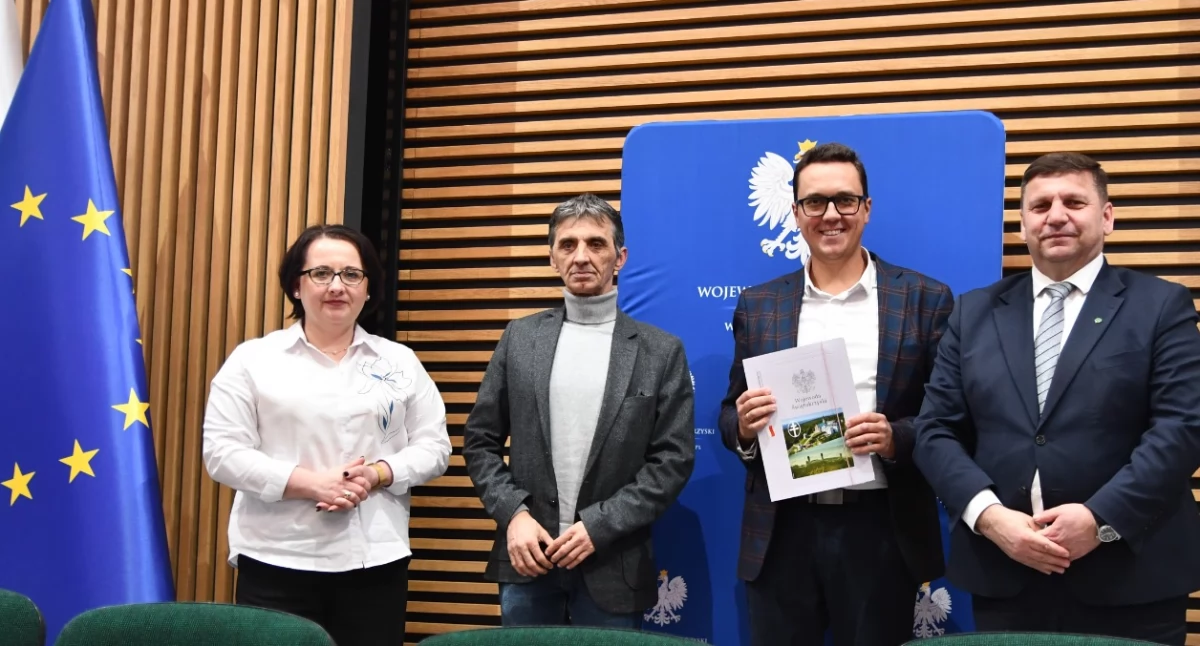 W Świętokrzyskim Urzędzie Wojewódzkim Piotr Babicki, Starosta Starachowicki, Jarosław Samela, członek Zarządu i Magdalena Zawadzka, skarbnik powiatu podpisali umowę na realizację programu „Opieka wytchnieniowa” – edycja 2026