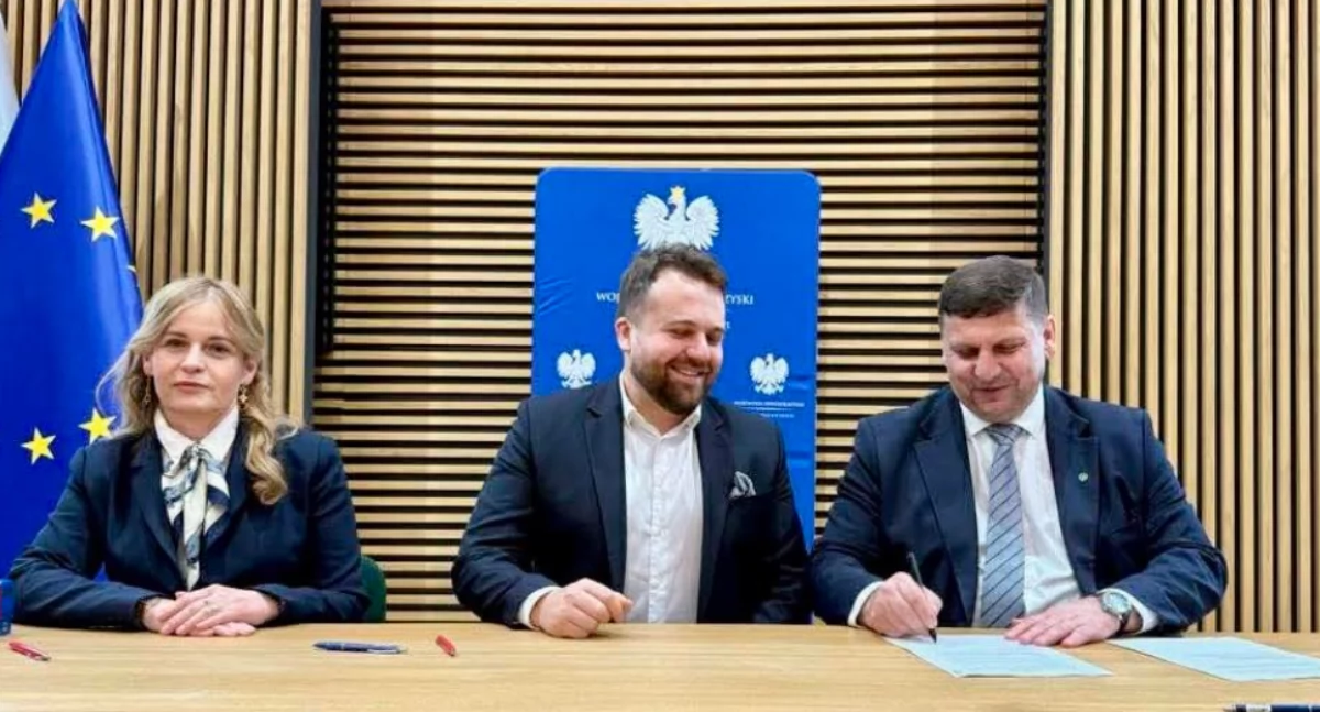 Umowa na przekazanie dofinansowania dla Starachowic została podpisana w poniedziałek (16 lutego) przez Prezydenta Miasta Marka Materka oraz Skarbnika Miasta Beatę Pawłowską oraz wicewojewodę świętokrzyskiego Michała Skotnickiego. 