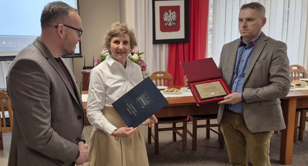 Oddaną pracownicę pożegnali wójt Ernest Kumek i sekretarz Paweł Zięba wręczając pamiątkowy grawerton oraz kwiaty. 