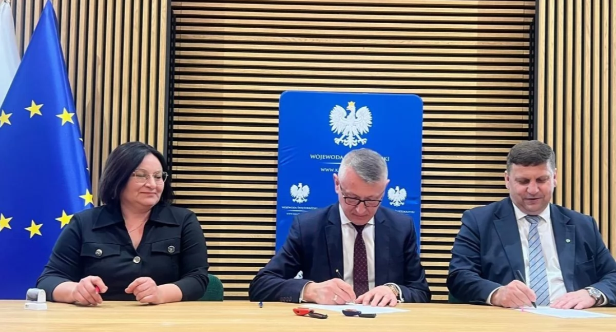 Umowę na organizację opieki wytchnieniowej podpisali: skarbnik Gminy Mirzec Urszula Barszcz, wójt Gminy Mirzec Mirosław Seweryn oraz wicewojewoda świętokrzyski Michał Skotnicki. 