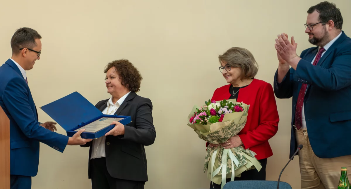 Podziękowania za pracę od Piotra Babickiego, starosty starachowickiego dla Elżbiety Szafarczyk (fot. powiat starachowicki)