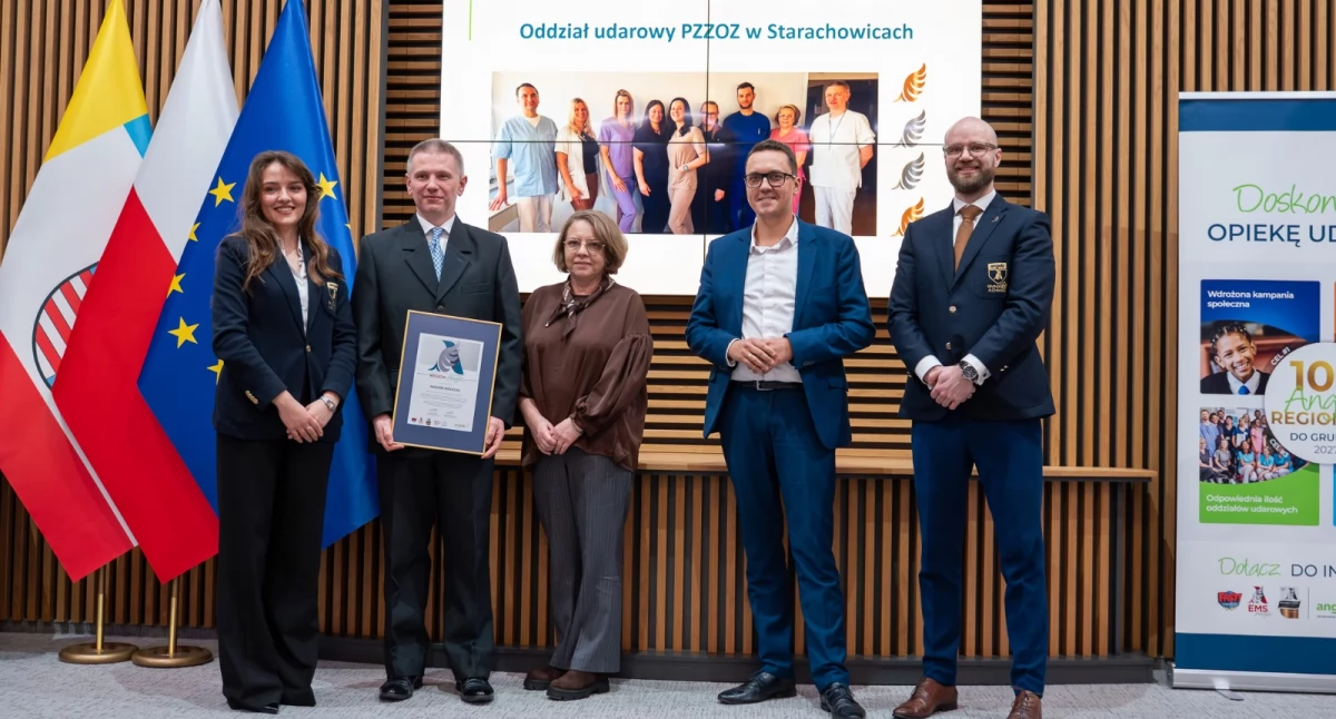 W uroczystości rozdania nagród uczestniczyli Piotr Babicki, Starosta Starachowicki, Kierownik Oddziału Neurologicznego z Pododdziałem Udarowym Zbigniew Szewczyk – lekarz specjalista neurologii, oraz Pielęgniarka Oddziałowa Marta Kępa – specjalistka pielęgniarstwa opieki długoterminowej 