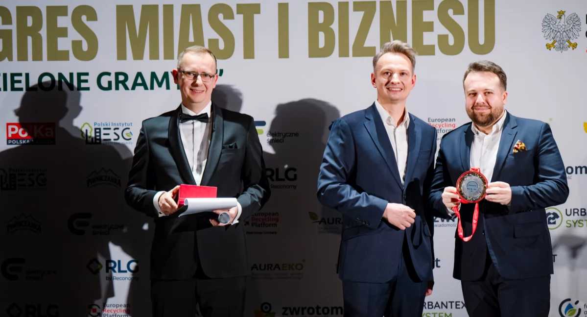 W czasie finałowej gali Polskiej Stolicy Recyklingu medal w nurcie trash art oraz bon na Elektryczny Las odebrał Marek Materek, prezydent Starachowic. 