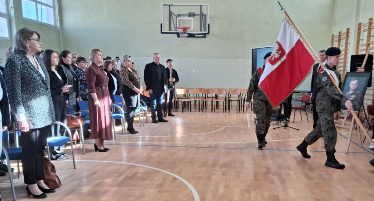 Wydarzenia, Hubal sztandarze zobowiązuje Święto patrona szkoły - zdjęcie, fotografia