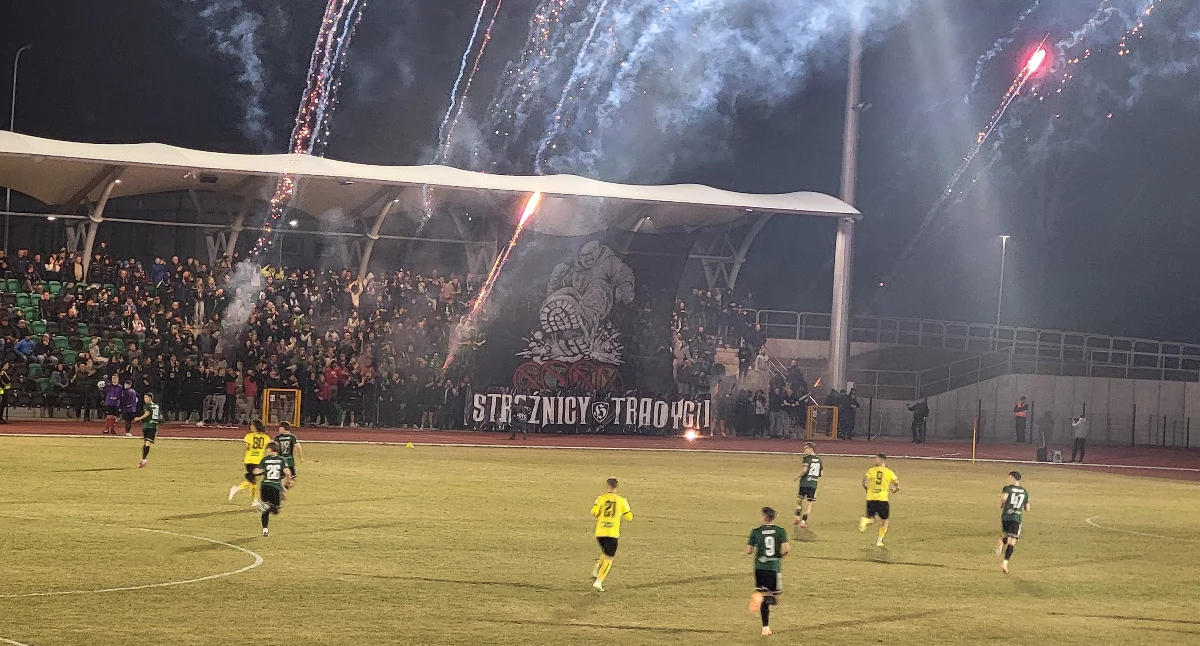 Tradycynie na meczu Staru nie zabrakło oprawy pirotechnicznej