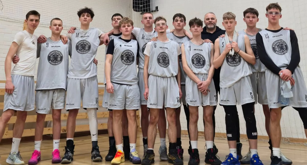 Basket Starachowice po zwycięskim meczu. Fot. FB Basktet Starachowice