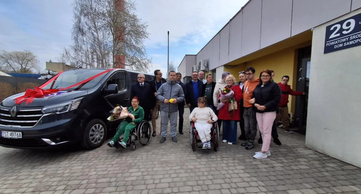 Materiały promocyjne, mikrobus osób niepełnosprawnych Starachowicach - zdjęcie, fotografia