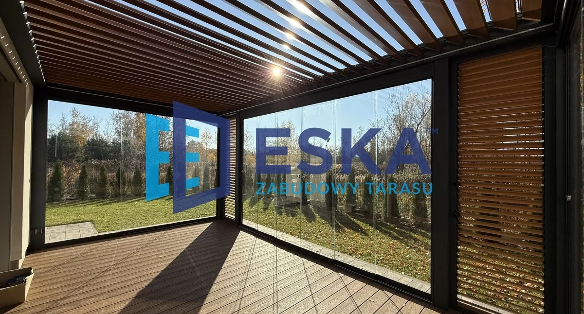 nowoczesna zabudowa tarasu z ruchomymi lamelami