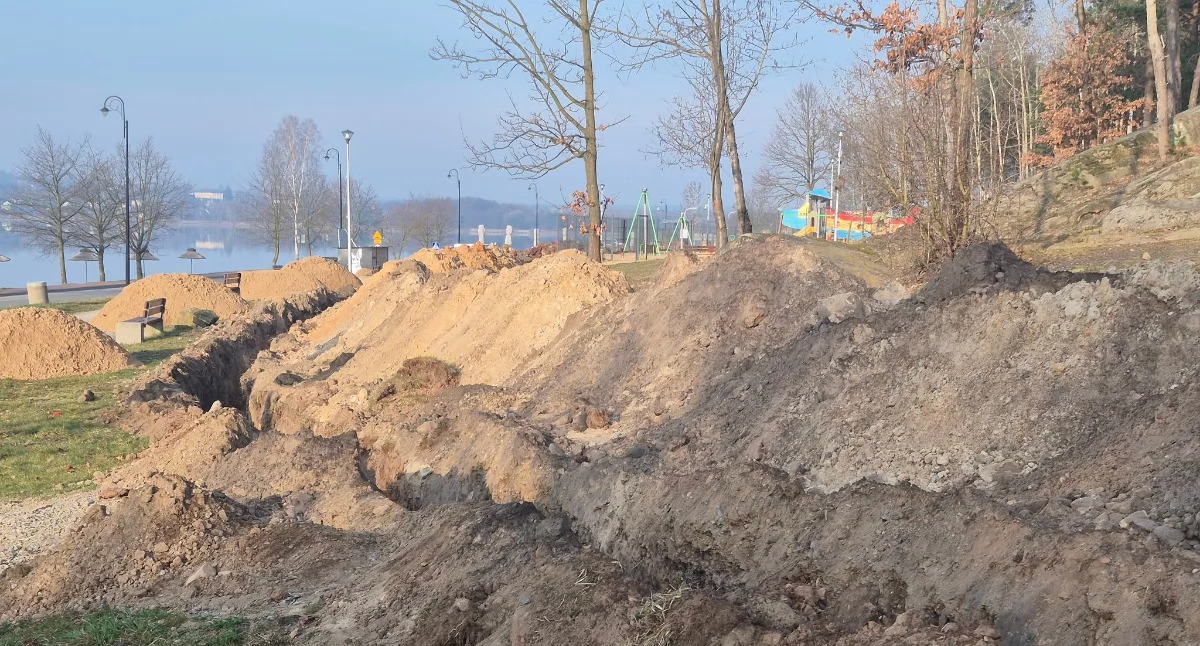 Inwestycje, Rozkopane Centrum Turystycznym Rudzie sezonem turystycznym Zalewem Brodzkim - zdjęcie, fotografia