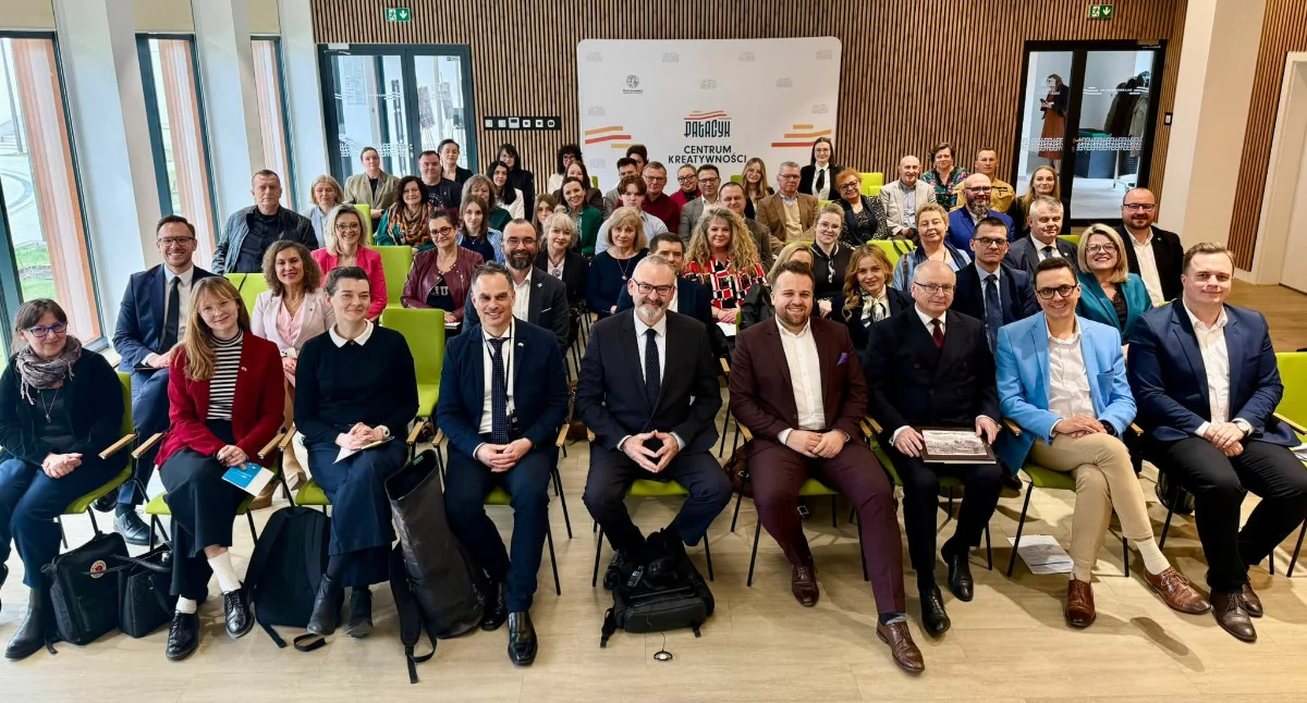 Inwestycje, Projekt AkTYwne Miasto Starachowicach edukację biznes zieleń bezpieczeństwo - zdjęcie, fotografia