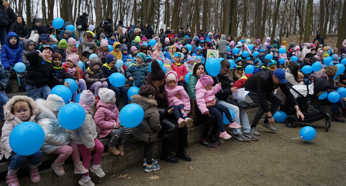 Wydarzenia, Dzień autyzmu Starachowicach Świat zaświecił niebiesko - zdjęcie, fotografia