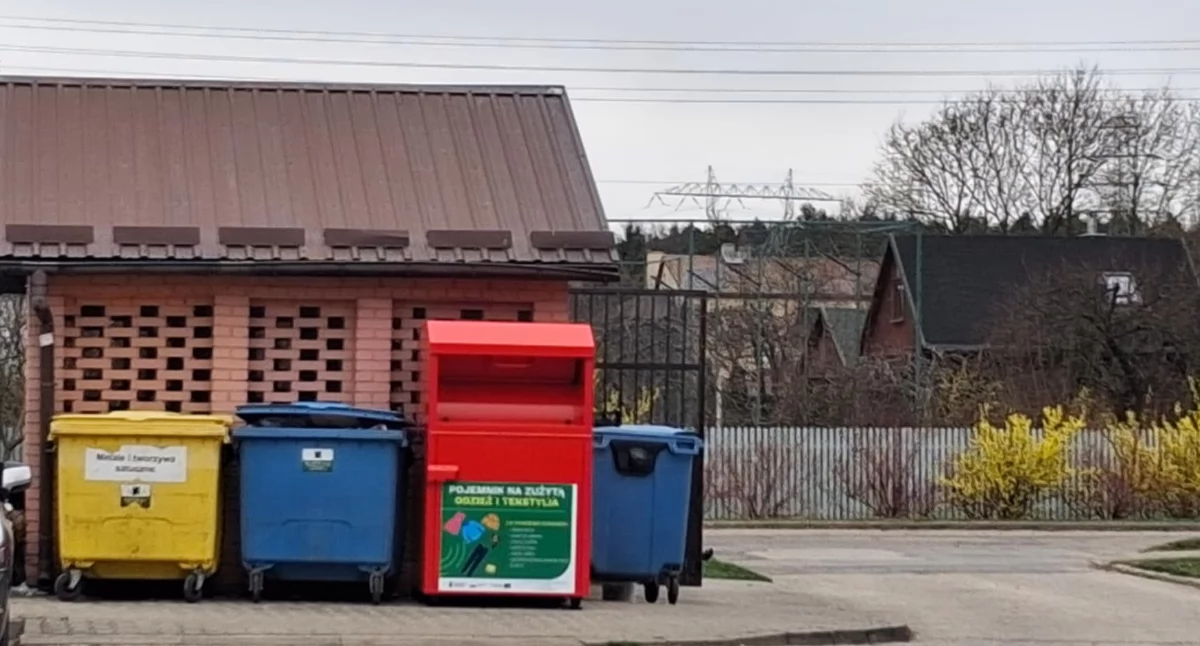 Interwencje, Czerwone kontenery Starachowicach czego służą - zdjęcie, fotografia
