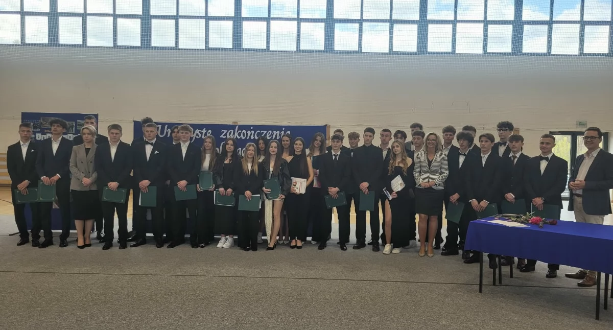 Edukacja, Maturzyści powiatu starachowickiego zakończyli szkolny - zdjęcie, fotografia