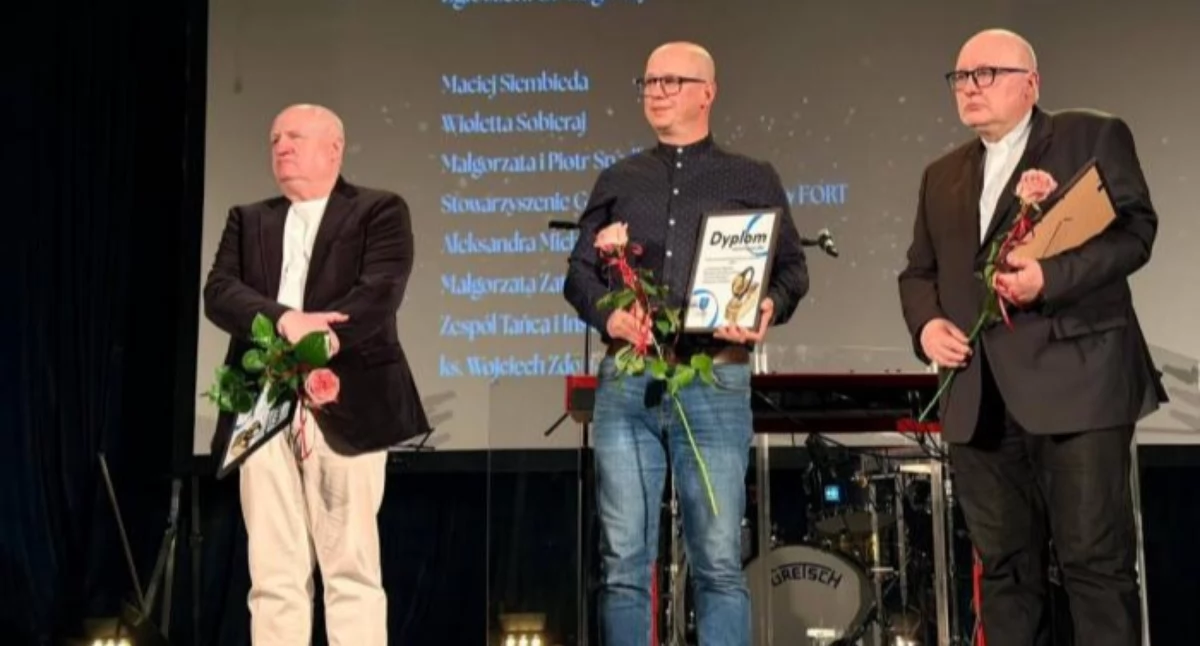 Maciej Siebida (pierwszy z lewej) otrzymał ostatnio Żelazny Pierścień od starosty starachowickiego (fot. powiat starachowicki)