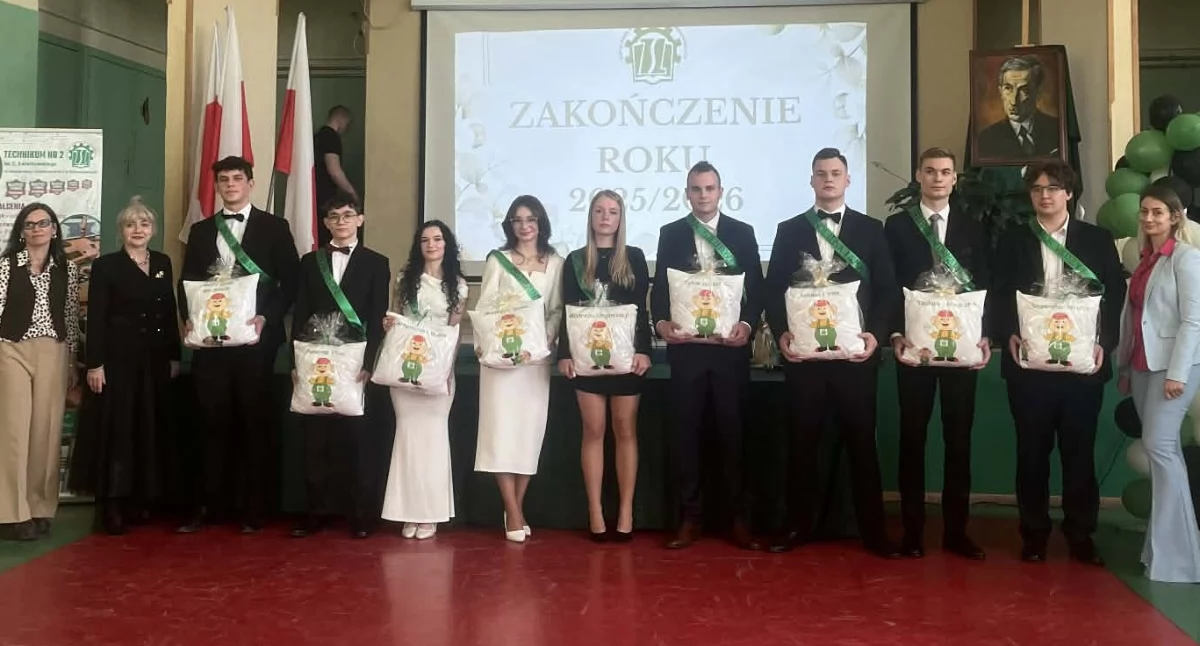 Edukacja, Ostatni dzwonek pierwszy dorosłość pożegnanie maturzystów - zdjęcie, fotografia