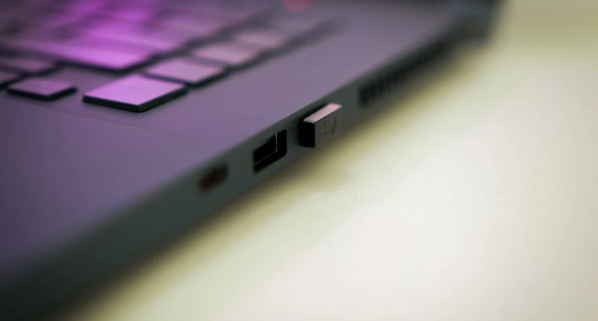 Materiały promocyjne, warto kupić laptop gamingowy - zdjęcie, fotografia