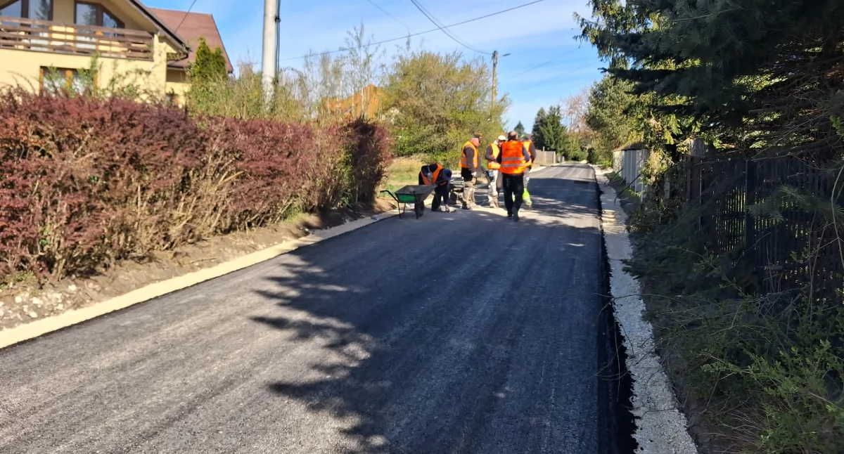 Inwestycje, Kasztanowa Starachowicach remoncie Asfalt końcu zagościł - zdjęcie, fotografia