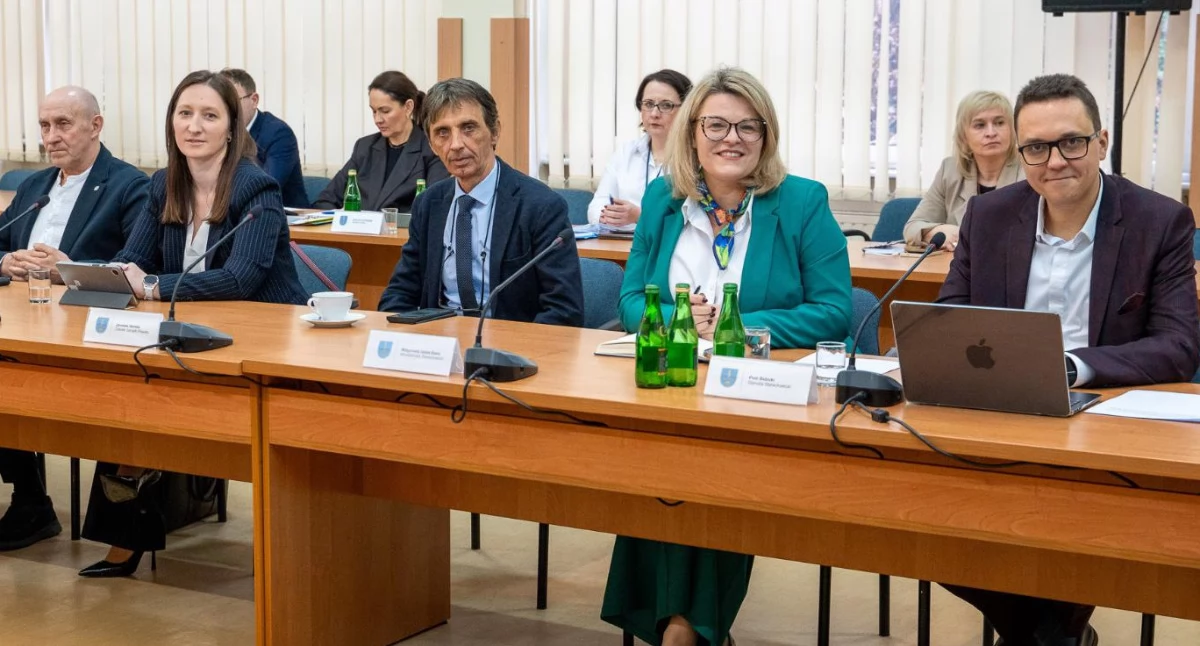 Materiały promocyjne, Sprawozdanie roczne pracy Zarządu Powiatu Starachowickiego - zdjęcie, fotografia