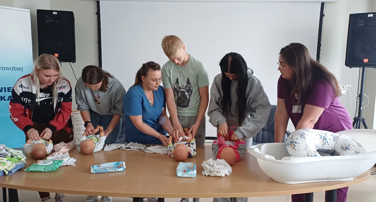 Edukacja, Uczniowie przygotowywali rodzicielstwa - zdjęcie, fotografia