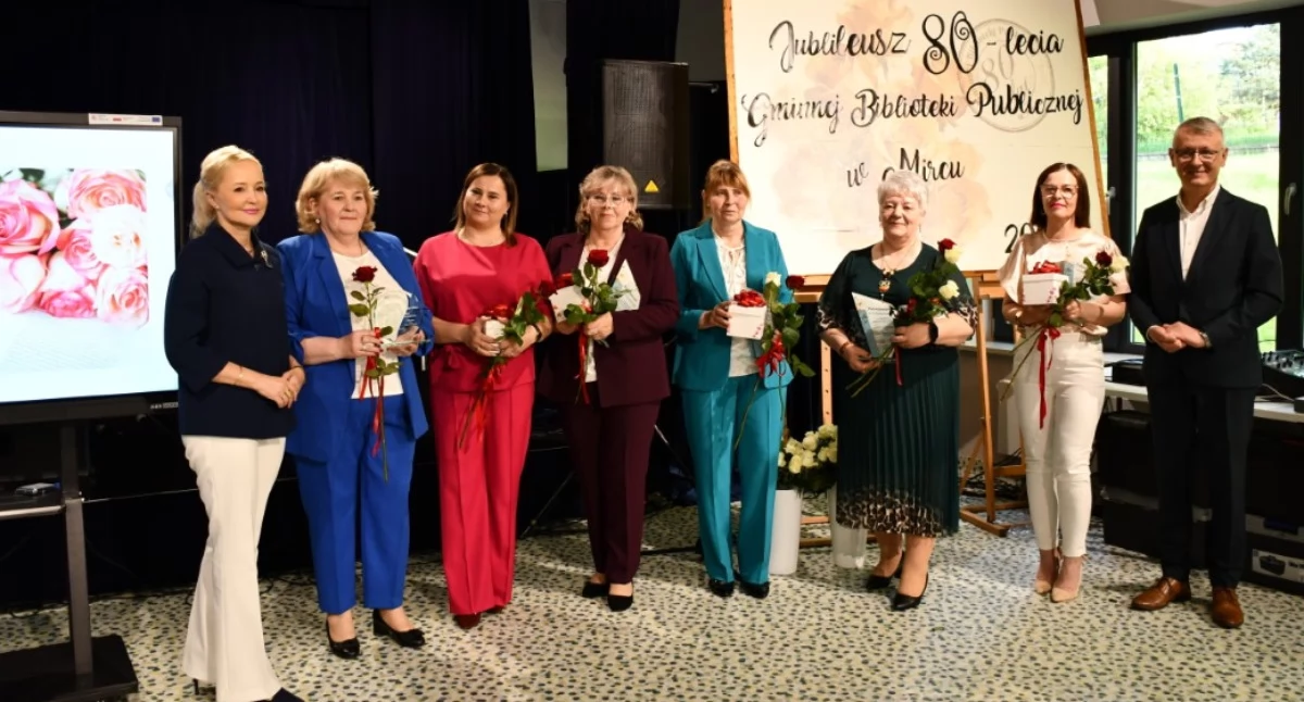 Jubileusze, książnicy Mircu Gratulacje Bibliotekarek podziękowania Czytelników - zdjęcie, fotografia