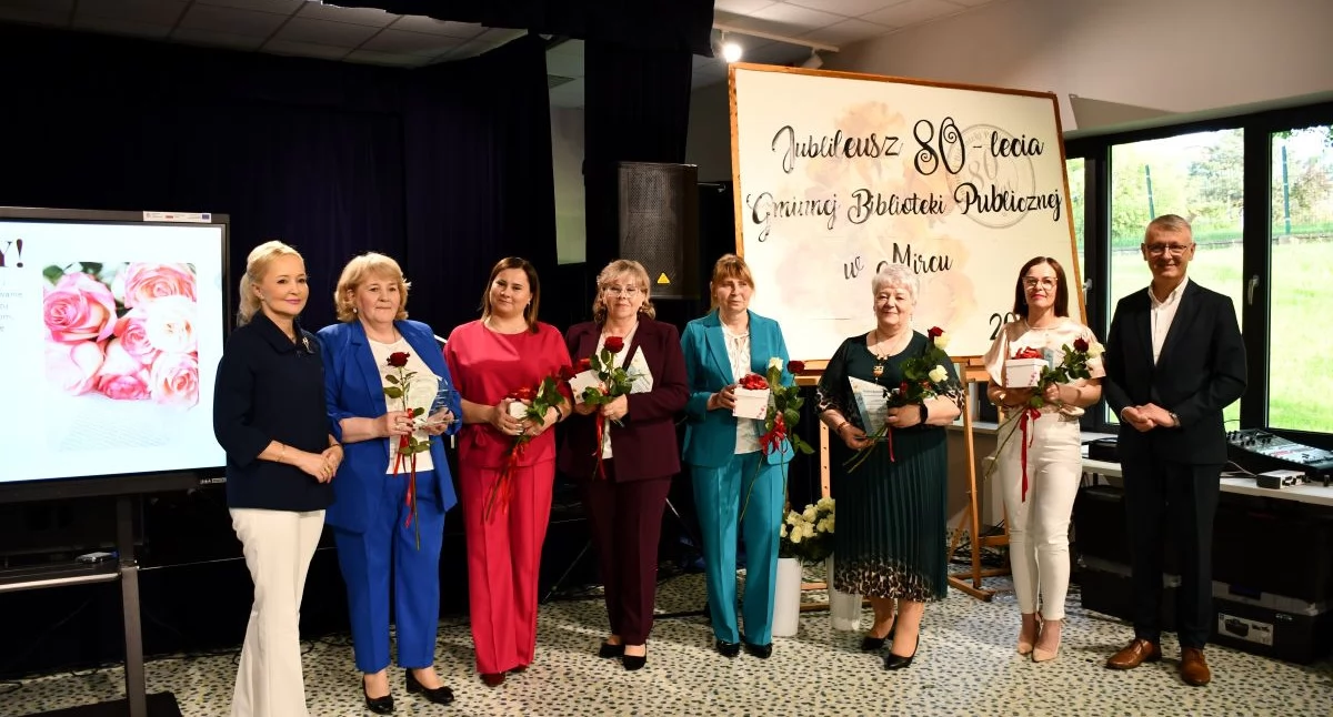 Jubileusze, książnicy Mircu Gratulacje Bibliotekarek podziękowania Czytelników - zdjęcie, fotografia