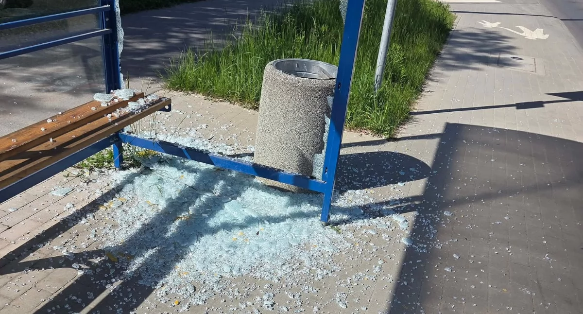 Kronika policyjna, wandal chuligan zdemolował wiatę przystankową akcję siekierą odpowie przed sądem! - zdjęcie, fotografia