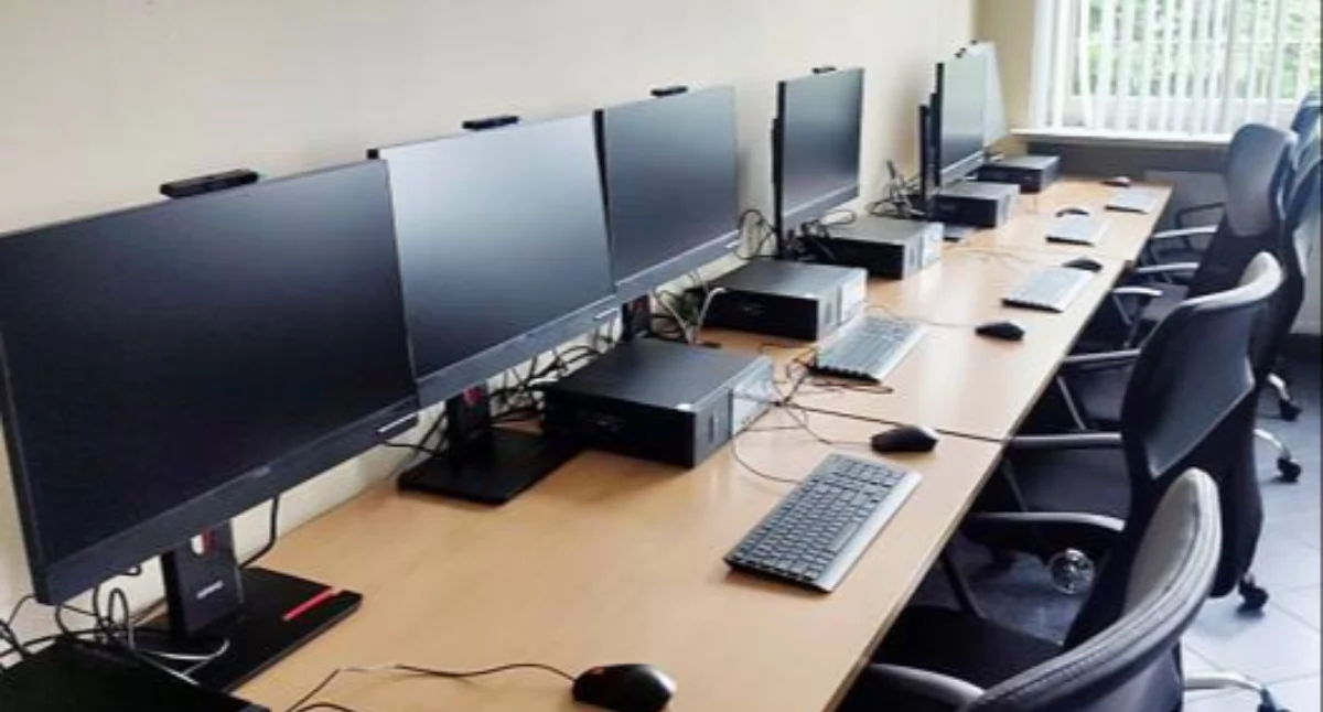 Inwestycje, Pracownia informatyczna Funduszu Sołeckiego Wąchock - zdjęcie, fotografia