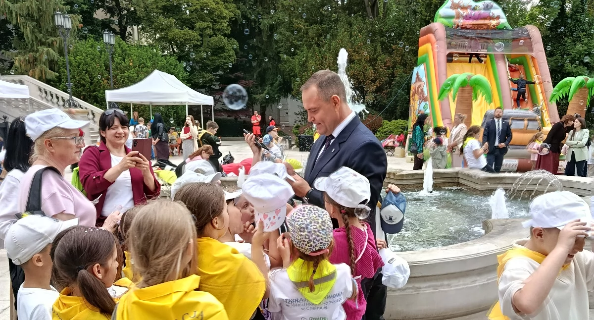 Edukacja, Uczniowie Pawłowa robią wielkie rzeczy Niezapomniany Dzień Dziecka Ogrodach Pałacu Prezydenckiego - zdjęcie, fotografia