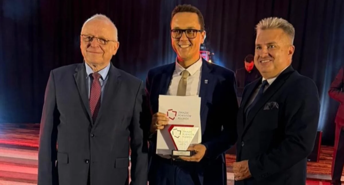 Starosta Piotra Babicki odebrał zaszczytne wyróżnienie dla powiatu starachowickiego 