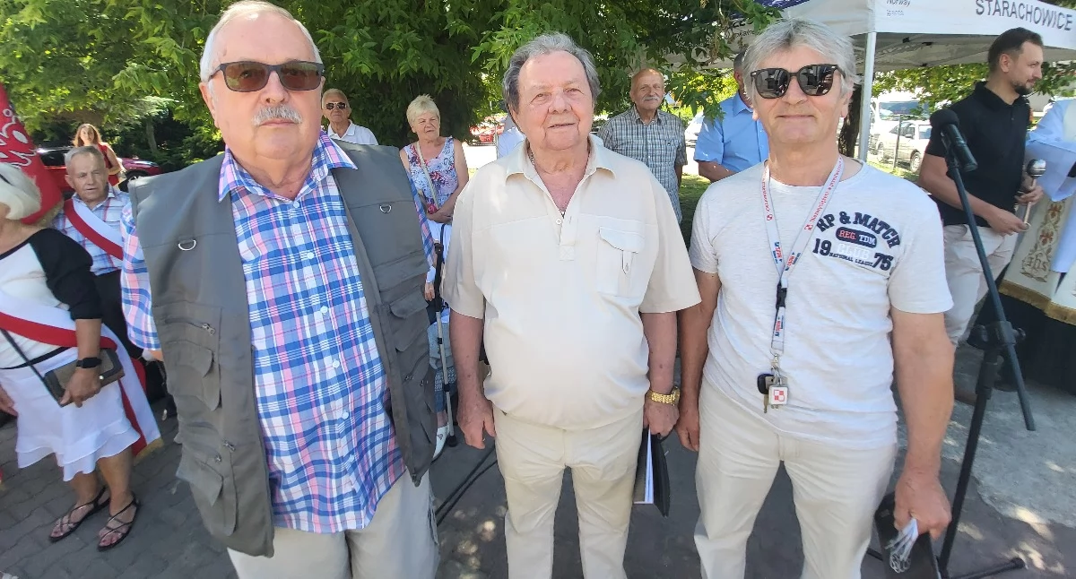 Zdjęcie. Uczestniucy strajku w FSC w 1976r. podczas uroczystości odslonięcia tablicy
