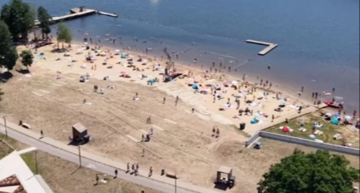 Rekreacja i turystyka, Tłumy Lubianką! Parkingi pękały szwach plaża przeżyła prawdziwe oblężenie - zdjęcie, fotografia
