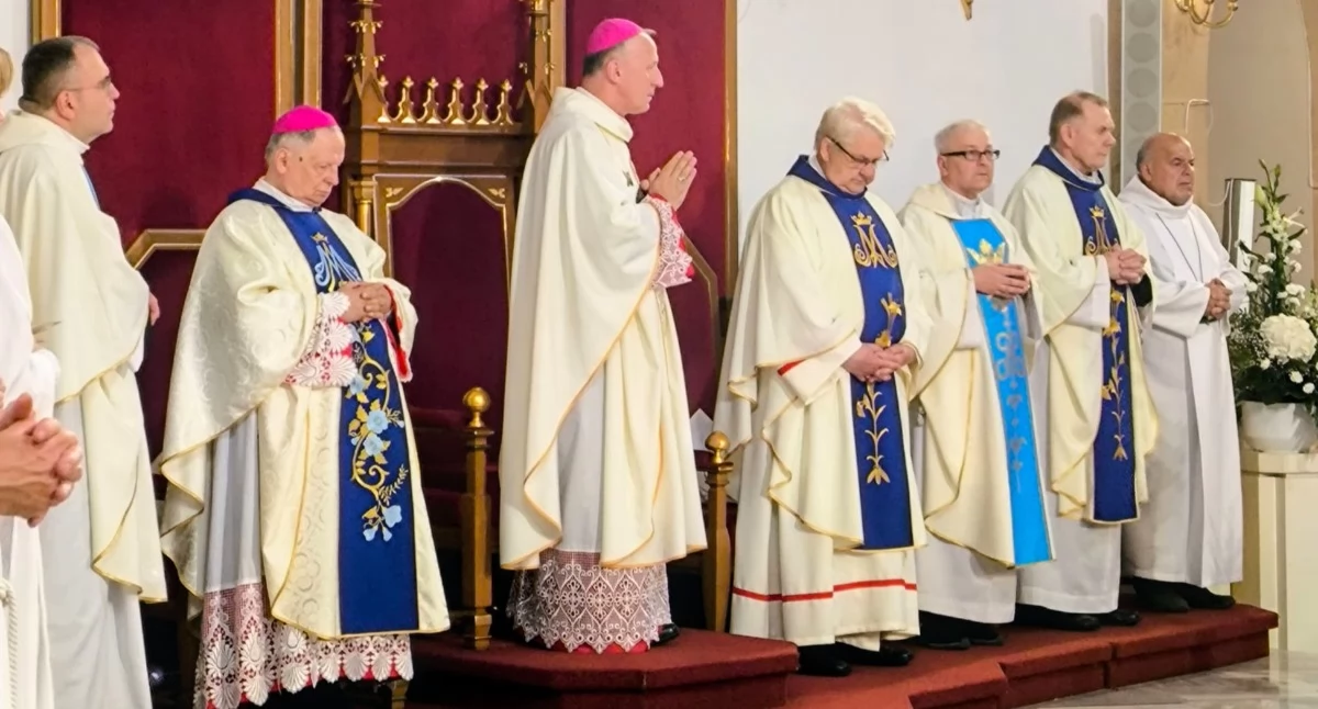 W prezbiterium, podczas odpustowej Mszy św. (od lewej): ks. Andrzej Kania, ks. bp Henryk Tomasik, ks. bp Marek Solarczyk, ks. infułat Stanisław Pindera, ks. Sylwester Jaśkiewicz, ks. Andrzej Rdzanek, Zbigniew Kaczmarski, ministrant