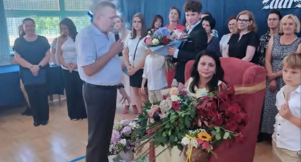 Kadry, latach pracy przeszła emeryturę Wzruszające pożegnanie dyrektor szkoły Parszowie - zdjęcie, fotografia